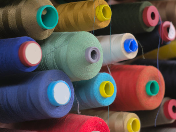 裁缝车间里五颜六色的线轴图片下载