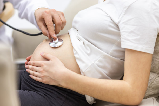 医生用听诊器检查孕妇的照片。图片下载