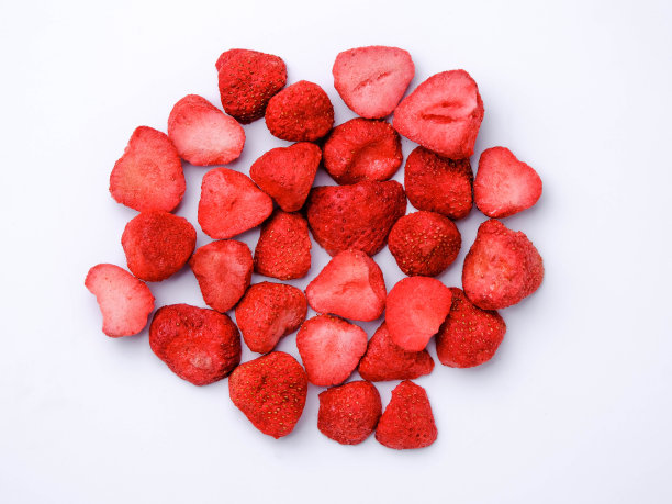 冻干草莓，是一种加工过的水果，保留了食物的营养价值。白色背景上的一堆冻干草莓。图片下载