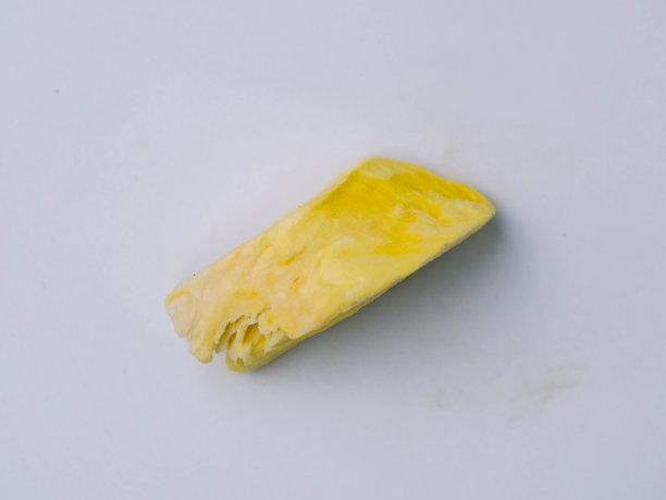 冷冻干燥的榴莲是一种加工过的水果，它保留了食物的营养价值。白色背景上冷冻干燥的榴莲。剪切路径。图片下载