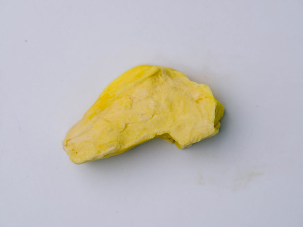 冷冻干燥的榴莲是一种加工过的水果，它保留了食物的营养价值。白色背景上冷冻干燥的榴莲。剪切路径。图片下载