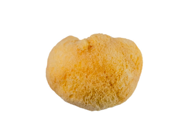 冻干龙眼，是一种加工过的水果，保留了食物的营养价值。白底冻干龙眼。剪切路径。图片下载