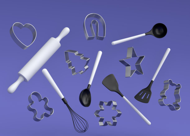 木制厨具和紫罗兰色的饼干切割机图片下载