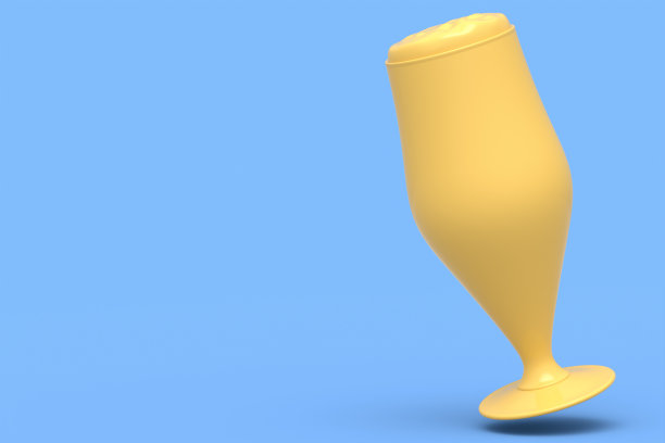 在蓝色的单色背景上，一杯新鲜的生啤酒散发出一种冰霜的味道。图片下载