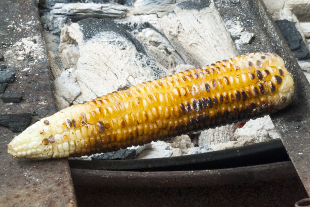 烤玉米放在盘子上图片下载