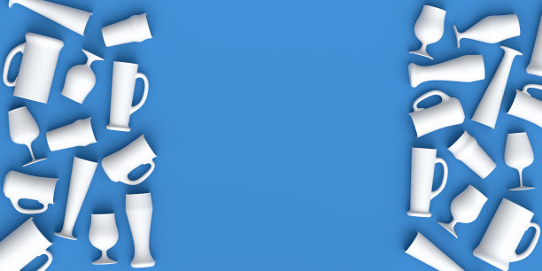 一套白色玻璃杯新鲜生啤酒在蓝色单色背景。图片下载