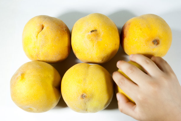 危地马拉有机桃群，时令水果。碧桃。男孩的手图片下载