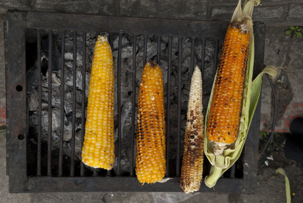 烤玉米放在盘子上图片下载