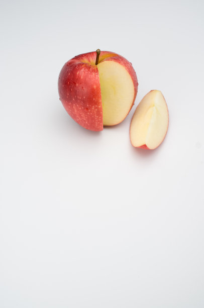 孤立的新鲜多汁的有机苹果白色背景与文本空间图片下载