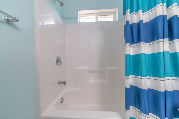 白色浴室，蓝白条纹浴帘。图片下载