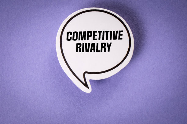 竞争对手。紫色背景上带有文本的语音气泡图片下载