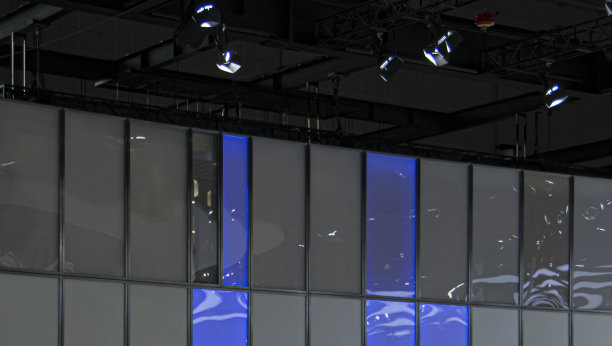 白蓝色玻璃幕墙展厅内部窗框和天花板照明图片下载