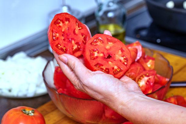厨师在菜板上切去皮的西红柿图片下载