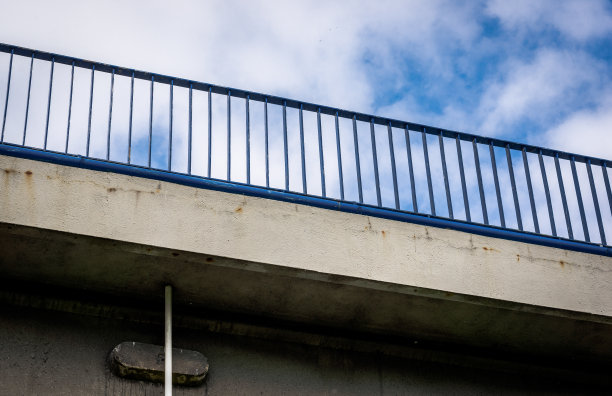 吊桥的金属扶手图片下载