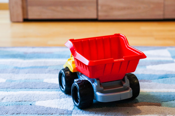 地毯上塑料玩具鹦鹉的特写镜头图片下载