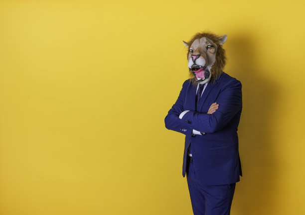 商人戴着狮子面具，双手交叉。图片下载