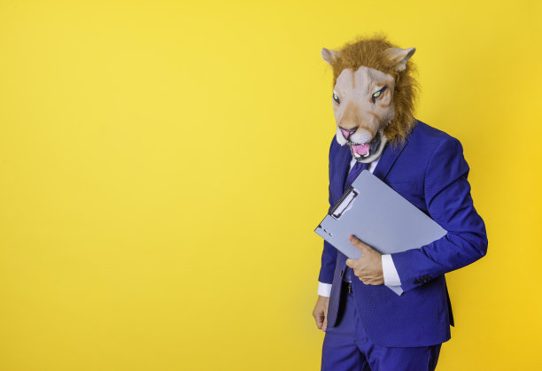 不认识的商人，戴着狮子面具，手里拿着一个文件夹图片下载