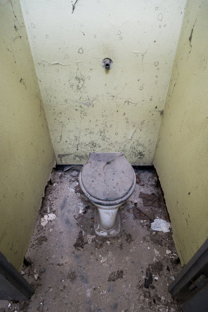 垂直高角度拍摄破旧肮脏的厕所。图片下载