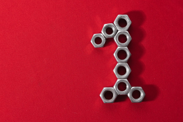 第一款，红色面料背景上有钢螺母图片下载