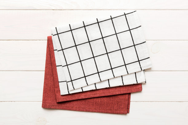 俯视图与白色空厨房餐巾纸孤立的桌子背景。折叠布的模型与复制空间，平铺。最小的风格图片下载