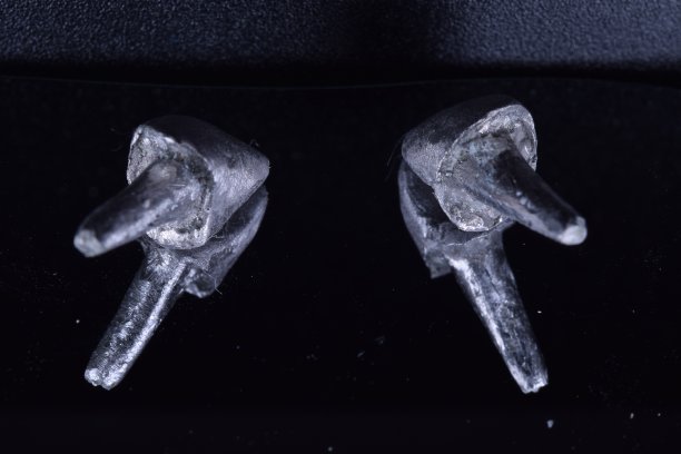 两个铸造金属桩和核心的冠重建建设图片下载