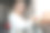 金发时尚的女人在超大的白色夹克喝香气咖啡，放松在现代城市的背景图片下载