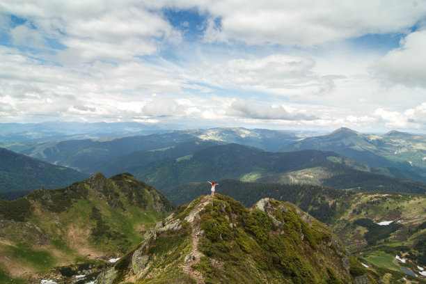 快乐的女人在最高的山脊顶上风景照片图片下载