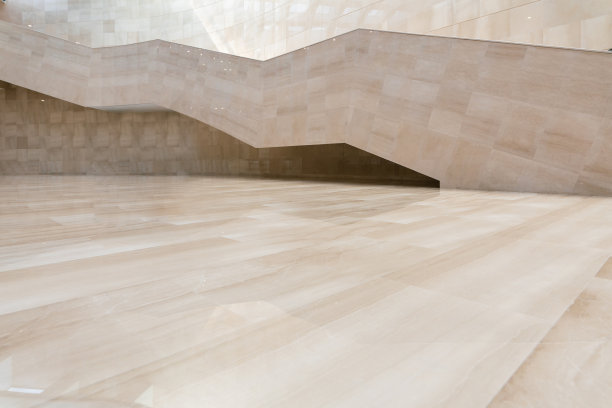 一栋现代建筑前的混凝土底层图片下载