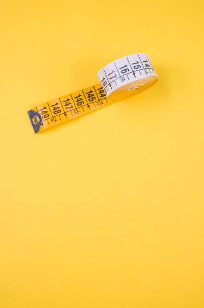 近距离的一个米滚孤立在黄色背景上，与图片下载