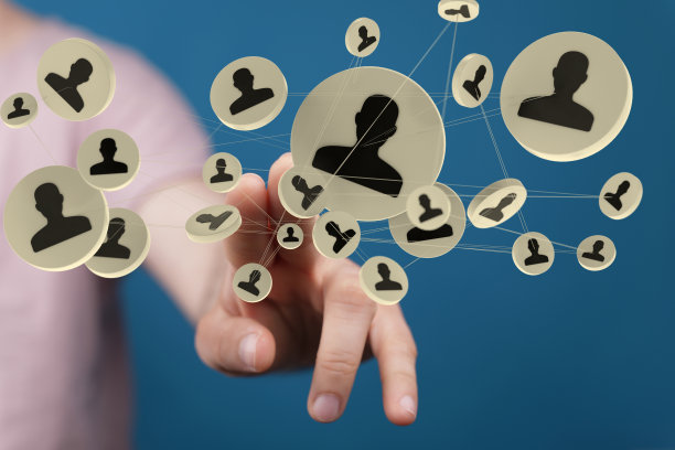 人呈现数字会议团队连接的虚拟投影图片下载