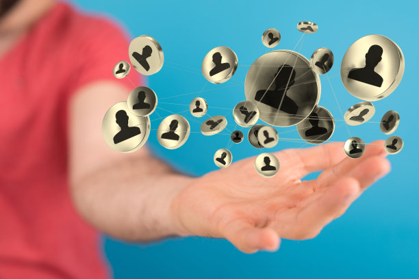 人呈现数字会议团队连接的虚拟投影图片下载