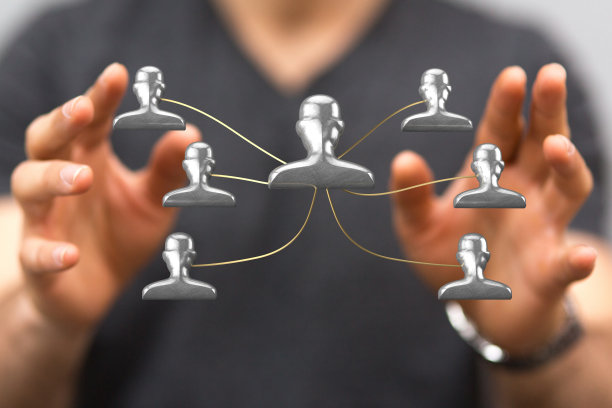 人呈现数字会议团队连接的虚拟投影图片下载