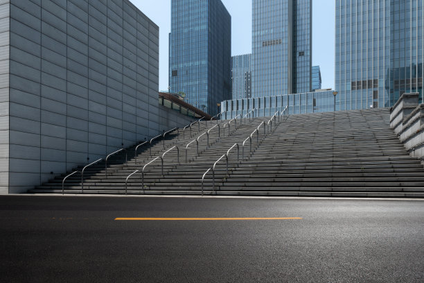 柏油路和宽阔的台阶通往市区的现代化办公楼图片下载