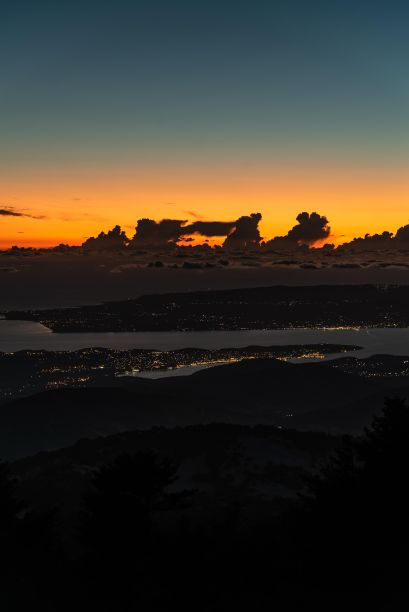 日落时分阿尔戈斯托利城市景观的鸟瞰图图片下载