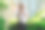 一名身穿白衬衫的男子在公园里用智能手机拍照。图片下载