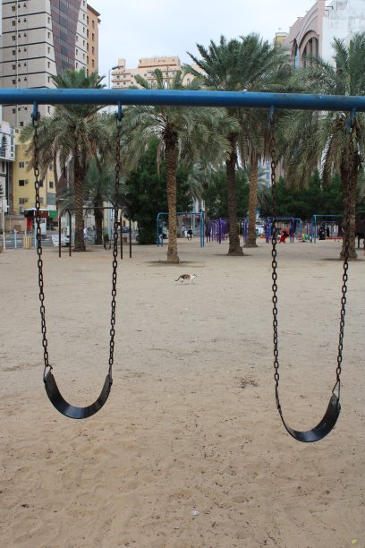 麦加社区老旧游乐场里的秋千图片下载