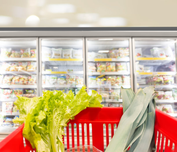 空空如也的超市，冰箱里的冷冻食品图片下载