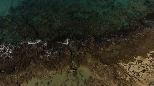 绿松石色海洋岩石抽象自然背景航拍图片下载