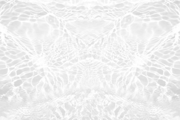 离焦模糊透明白色清晰平静的水面纹理与飞溅和气泡。潮流抽象的自然背景。水波在阳光下复制空间。白水闪耀图片下载