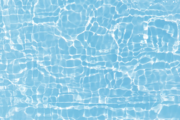 离焦模糊透明蓝色颜色清晰平静的水面纹理与飞溅和气泡。潮流抽象的自然背景。水波在阳光下复制空间。蓝色水彩闪光图片下载