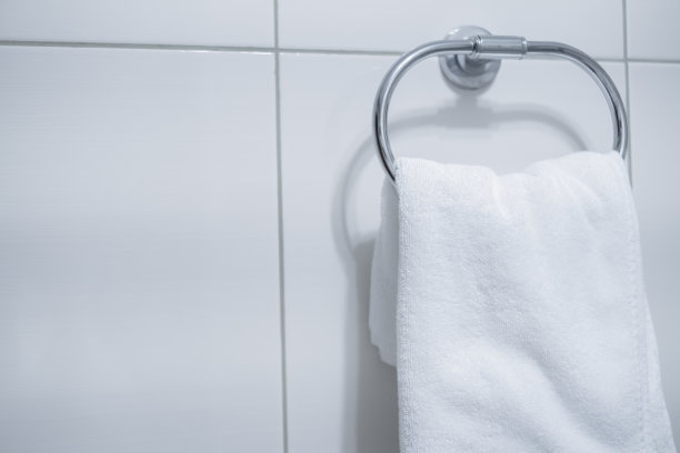 白色手巾挂在卫生间的衣架上图片下载