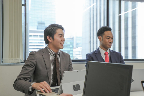 在笔记本电脑上工作的混血黑人商人图片下载