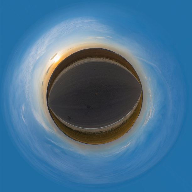 小行星360度球形全景鸟瞰图。全景式球形春田，晴天蓝天。图片下载