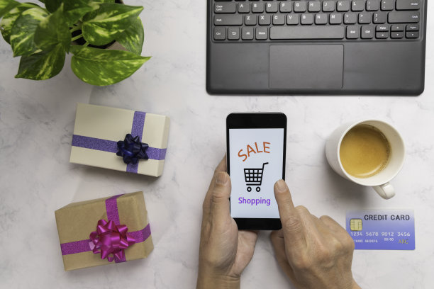 在你的智能手机上网购得到一份礼物图片下载