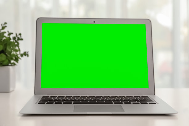 笔记本电脑显示器与色度键在桌子上的房间。拥有现代化电脑的舒适工作场所图片下载