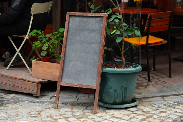 街边咖啡馆的木制招牌图片下载