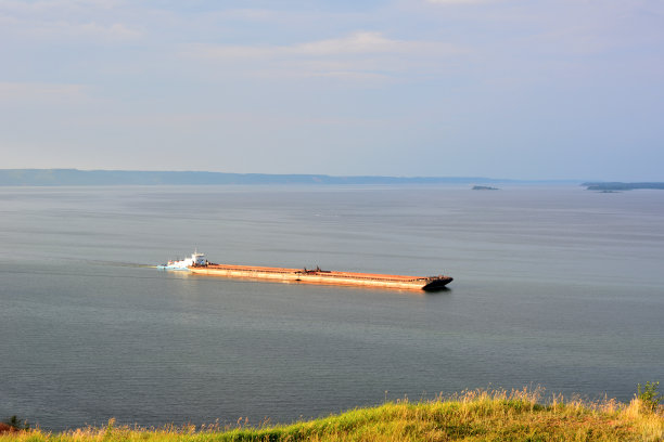 日落时分，伏尔加河上满载货物的驳船，从山顶俯瞰图片下载