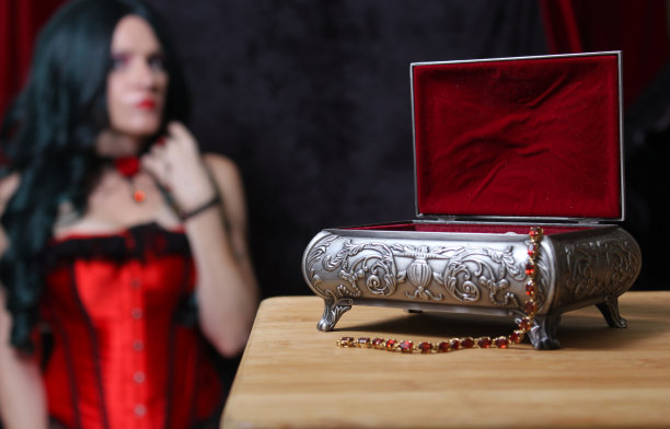 特写的首饰盒与女人在红色紧身衣的背景图片下载