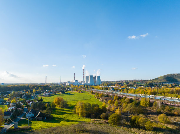 一个有巨大烟囱的发电厂，从无人机上，从空中看。图片下载