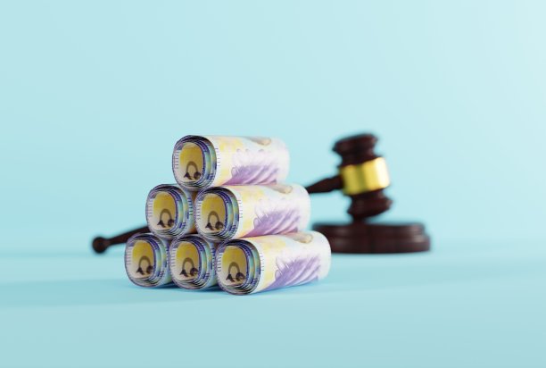 法官的木槌放在浅色背景上，还有一叠钞票。图片下载